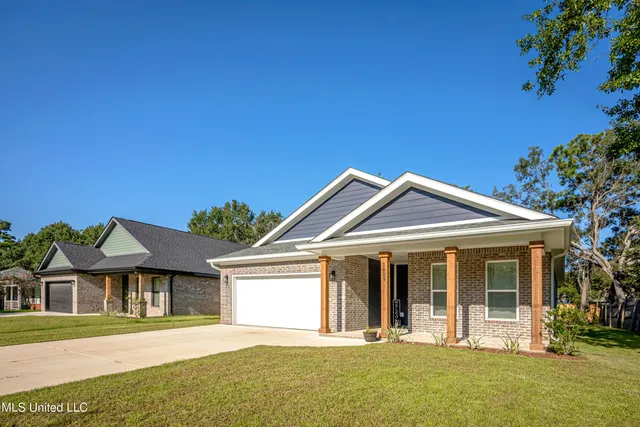 $2,300 | 1605 South 9th Street, Ocean Springs, MS 39564