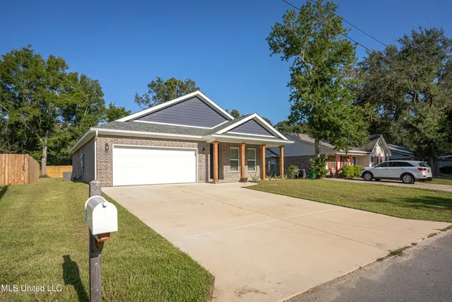 $2,300 | 1605 South 9th Street, Ocean Springs, MS 39564