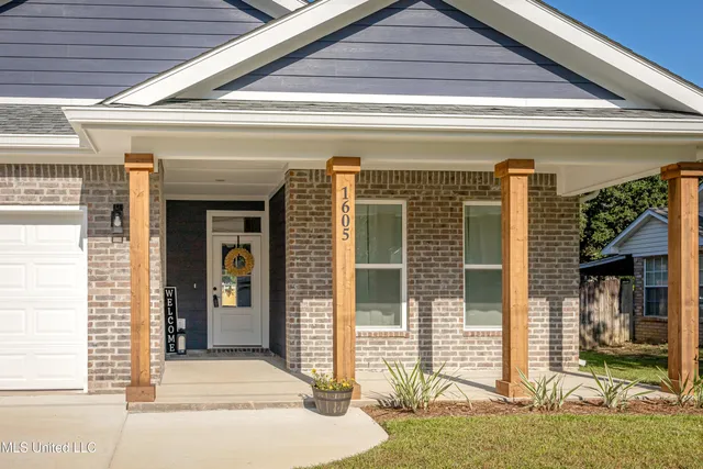 $2,300 | 1605 South 9th Street, Ocean Springs, MS 39564