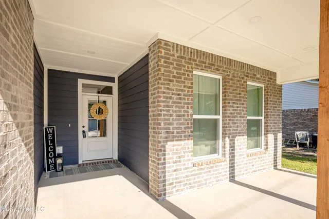 $2,300 | 1605 South 9th Street, Ocean Springs, MS 39564