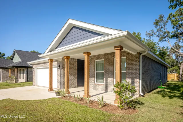 $2,300 | 1605 South 9th Street, Ocean Springs, MS 39564