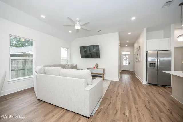 $2,300 | 1605 South 9th Street, Ocean Springs, MS 39564