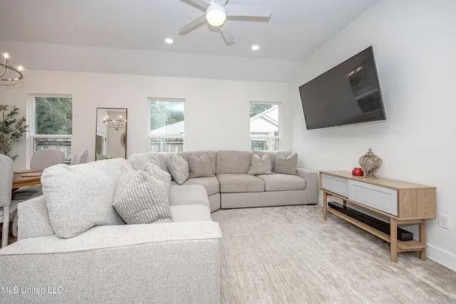 $2,300 | 1605 South 9th Street, Ocean Springs, MS 39564