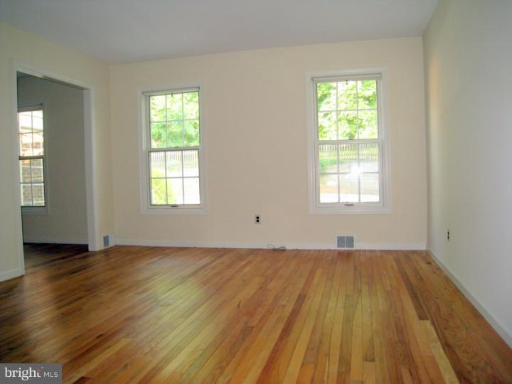 23 Applewood Road Malvern, PA 19355 - Photo 10 of 25 Living Room