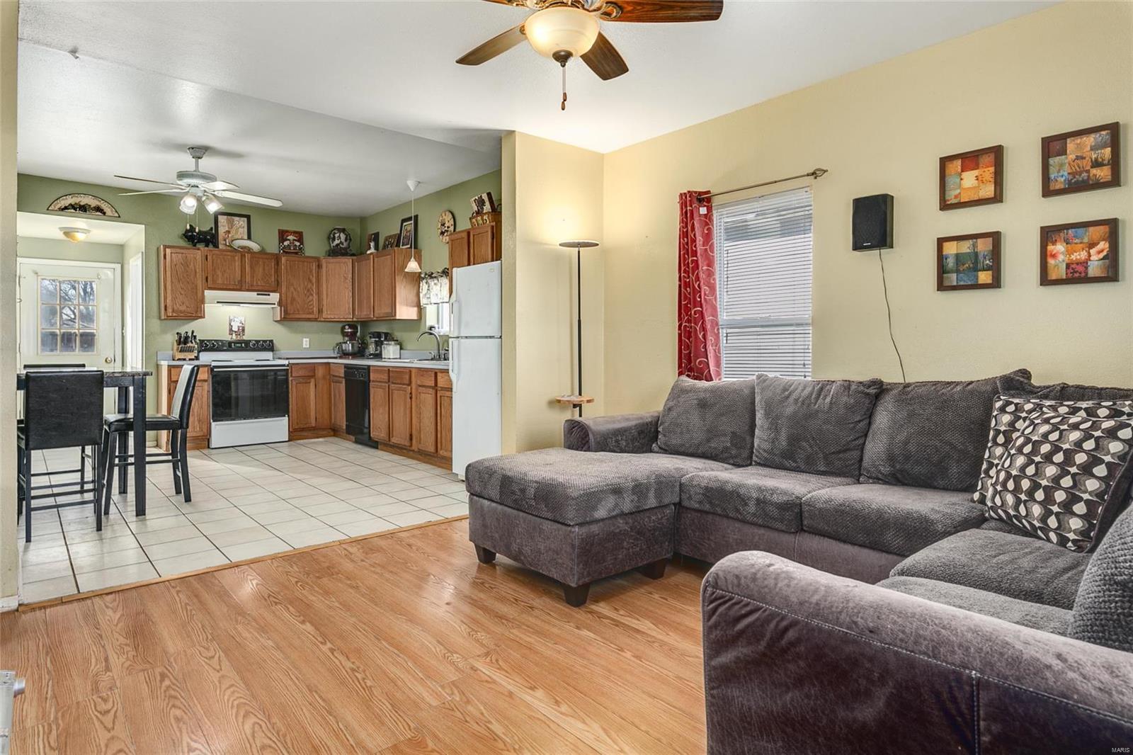 324 West Spring Street Staunton, IL 62088 - Photo 4 of 25