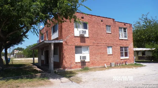 $185,000 | 704 North Washington Street, Beeville, TX 78102