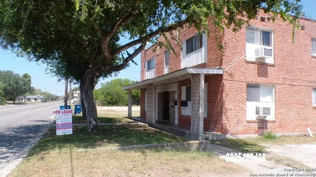 $185,000 | 704 North Washington Street, Beeville, TX 78102