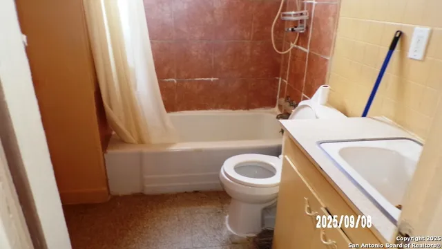 $185,000 | 704 North Washington Street, Beeville, TX 78102