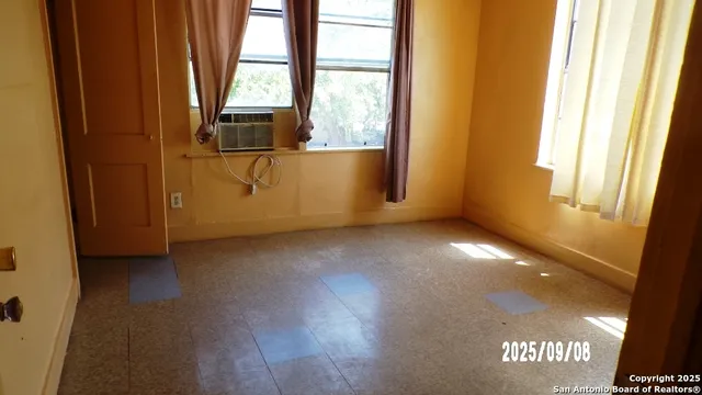 $185,000 | 704 North Washington Street, Beeville, TX 78102