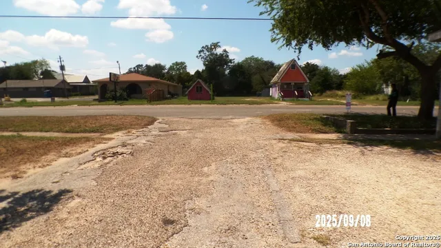 $185,000 | 704 North Washington Street, Beeville, TX 78102