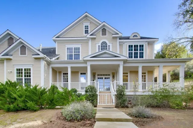 a view of a yard and entertaining space