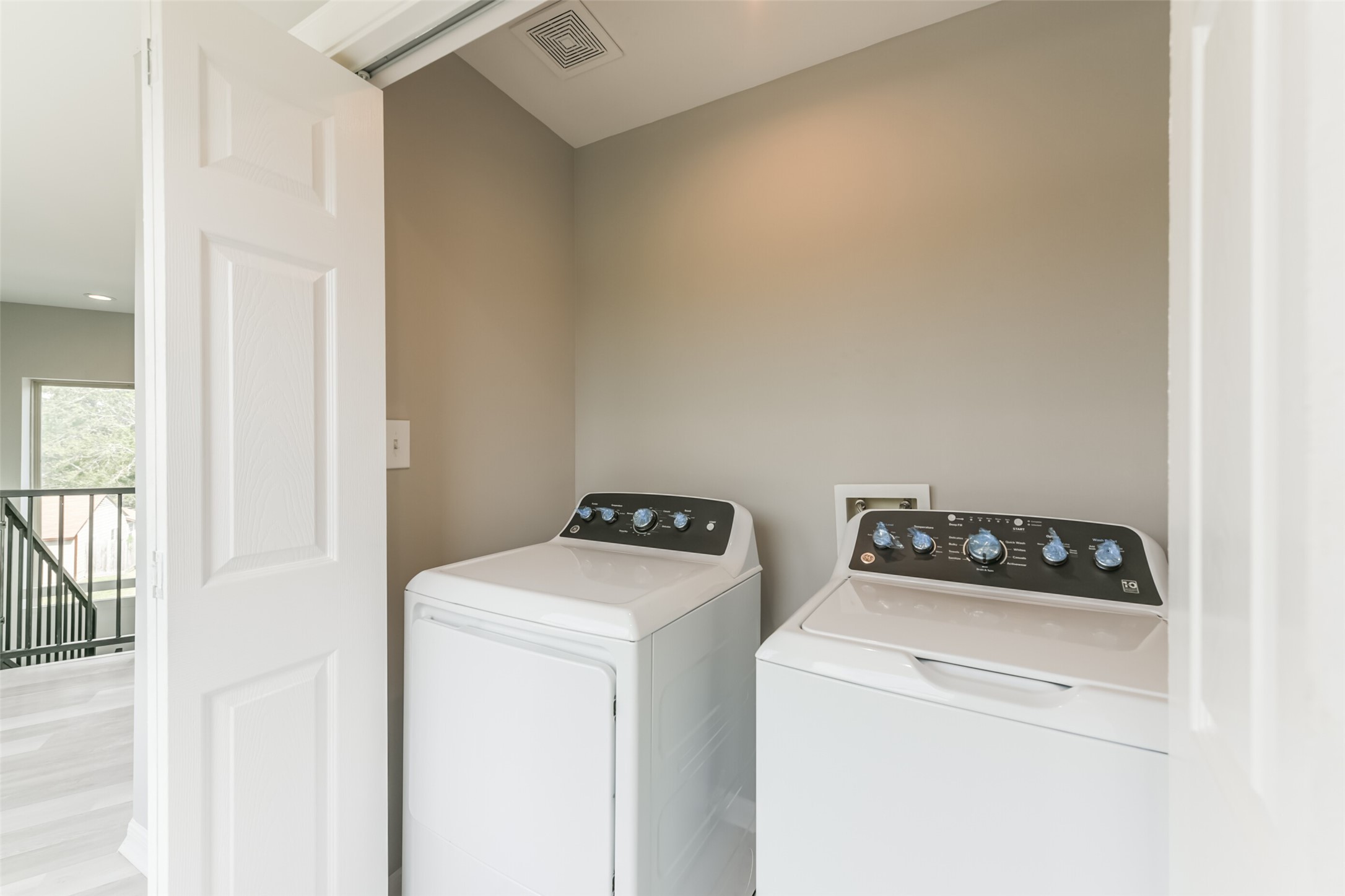 5302 Tarawa Road Houston, TX 77033 - Photo 33 of 35 a utility room with dryer and washer