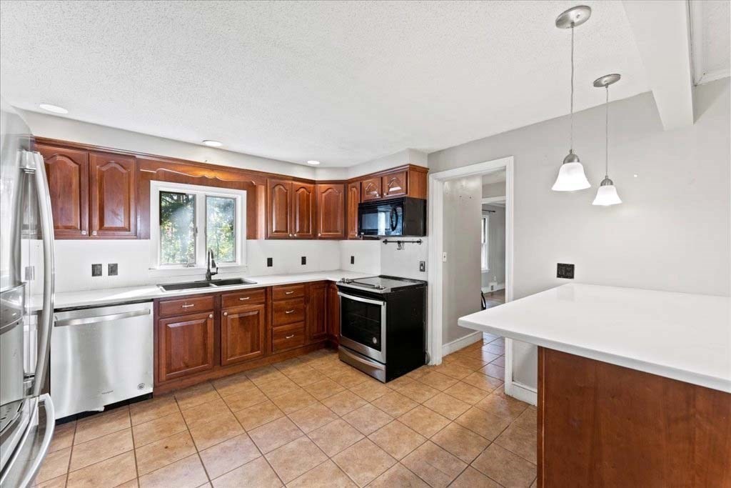23 Puritan Circle Springfield, MA 01119 - Photo 5 of 29