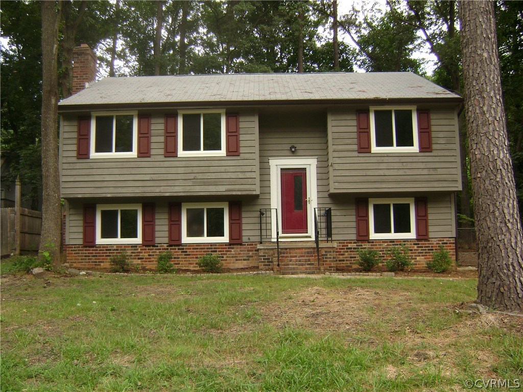 10506 White Rabbit Road Richmond, VA 23235 - Photo 3 of 27 a front view of a house with garden