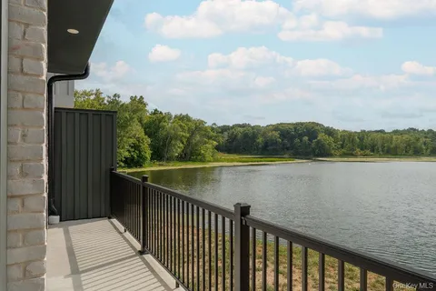 $895,000 | 6 Icehouse Drive, Saugerties, NY 12477