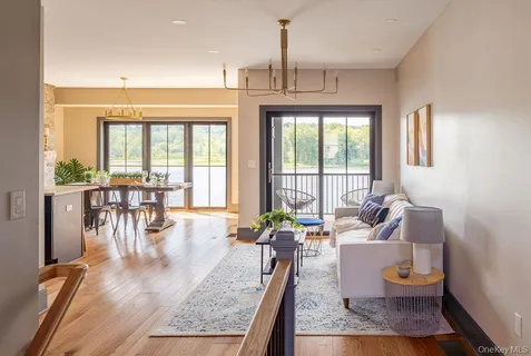 $895,000 | 6 Icehouse Drive, Saugerties, NY 12477