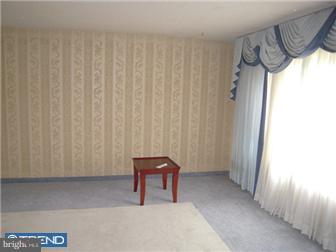 12004-6 Knights Road Philadelphia, PA 19154 - Photo 4 of 12 Living Room
