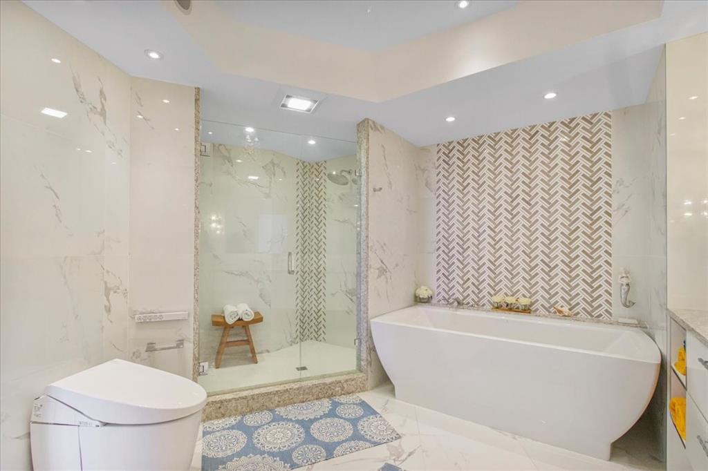 3100 North Ocean Boulevard, Unit 2103 Fort Lauderdale, FL 33308 - Photo 27 of 37 a bathroom with a bathtub and a toilet