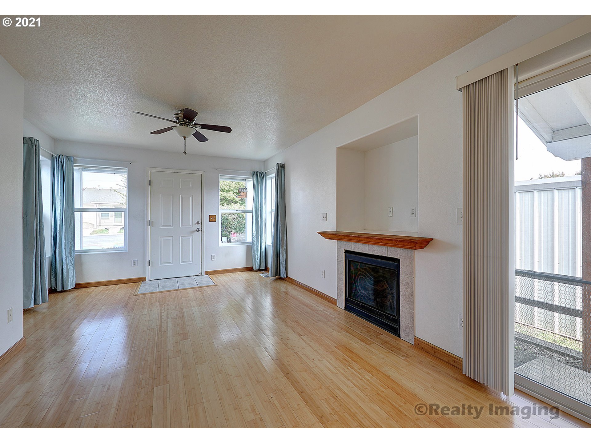 4902 Southwest 9th Court Gresham, OR 97080 - Photo 2 of 16 Gallery Image 2