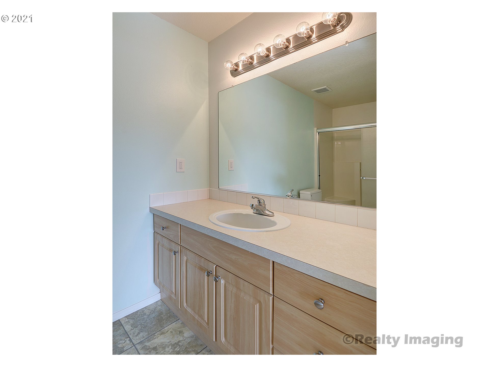 4902 Southwest 9th Court Gresham, OR 97080 - Photo 11 of 16 Gallery Image 11