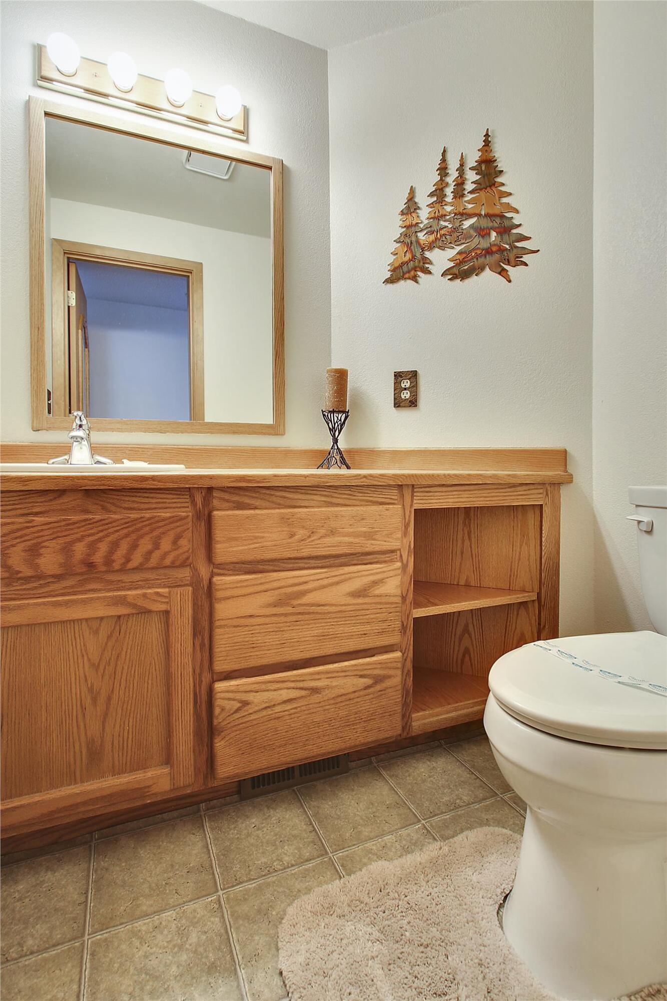 17730 West Core Road, Unit 2 FAIRWAY VILLAGE Sunriver, OR 97707 - Photo 17 of 30 main level-bath-0b8a3197