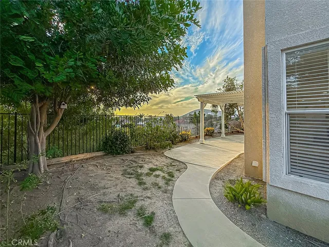 a view of a back yard of the house