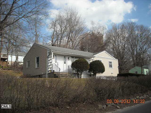 a view of a house with backyard