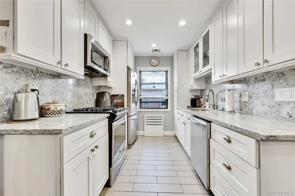 $318,000 | 1201 East Broadway, Unit H23, Hewlett, NY 11557