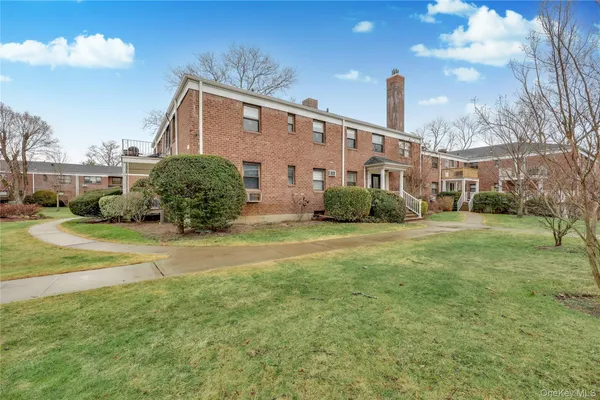 $318,000 | 1201 East Broadway, Unit H23, Hewlett, NY 11557