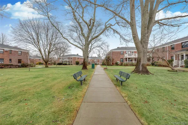 $318,000 | 1201 East Broadway, Unit H23, Hewlett, NY 11557