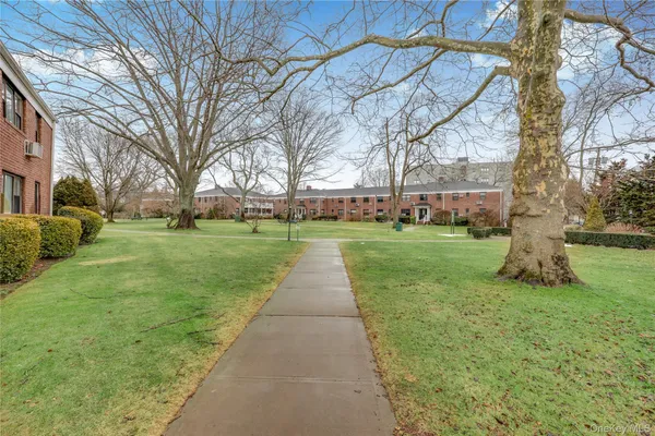 $318,000 | 1201 East Broadway, Unit H23, Hewlett, NY 11557