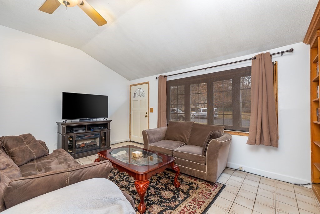 117 Corcoran Boulevard Springfield, MA 01118 - Photo 4 of 27 Gallery Image 4
