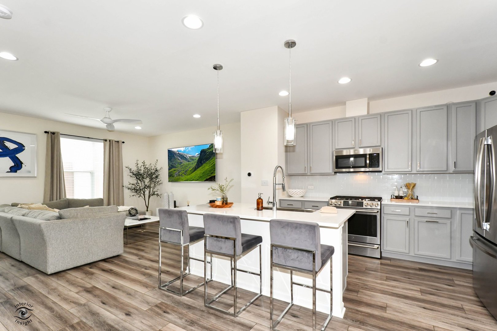 4154 Irving Road Aurora, IL 60504 - Photo 4 of 25 a living room with stainless steel appliances furniture and a kitchen view