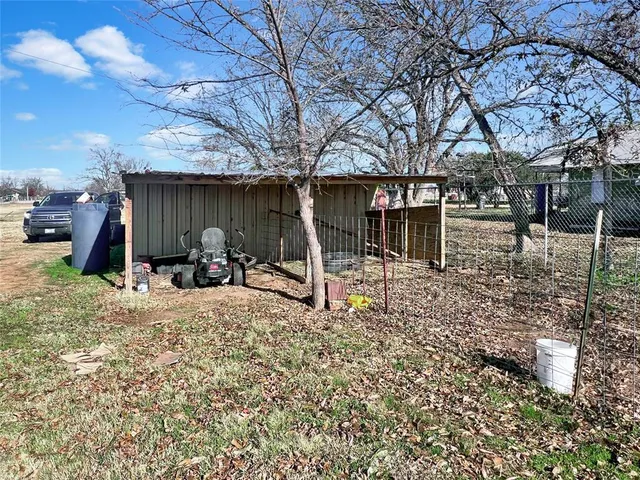 a view of a house with backyard and tree
