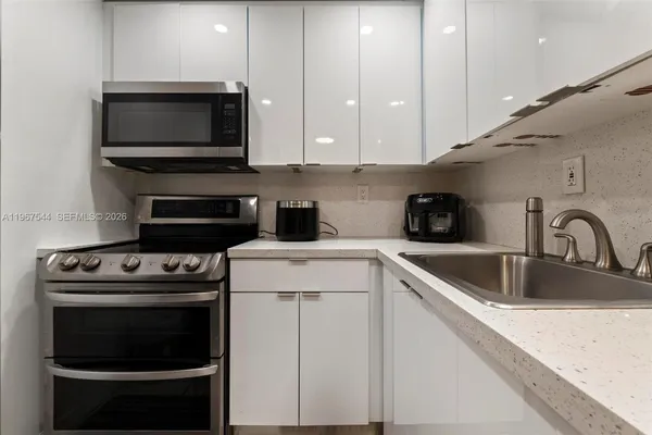 $2,100 | 606 West 81st Street, Unit 302, Hialeah, FL 33014