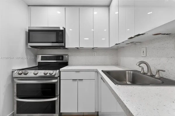 $2,100 | 606 West 81st Street, Unit 302, Hialeah, FL 33014
