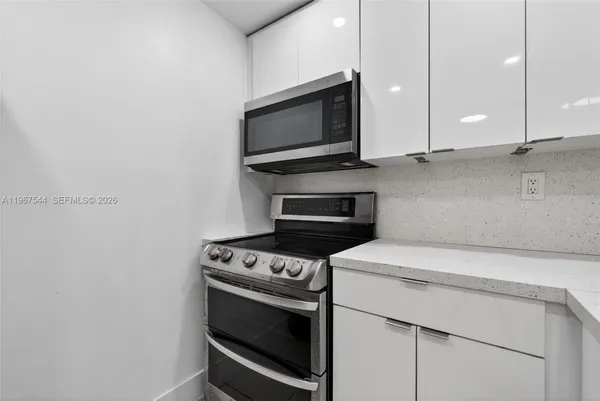 $2,100 | 606 West 81st Street, Unit 302, Hialeah, FL 33014