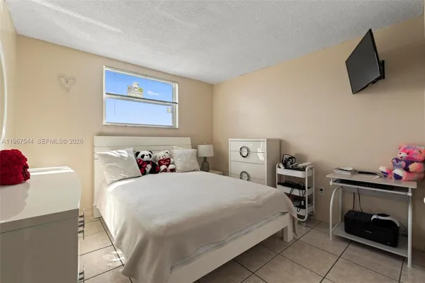 $2,100 | 606 West 81st Street, Unit 302, Hialeah, FL 33014