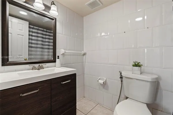 $2,100 | 606 West 81st Street, Unit 302, Hialeah, FL 33014