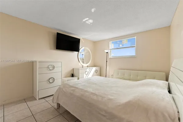 $2,100 | 606 West 81st Street, Unit 302, Hialeah, FL 33014