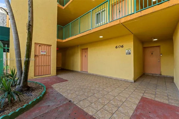 $2,100 | 606 West 81st Street, Unit 302, Hialeah, FL 33014
