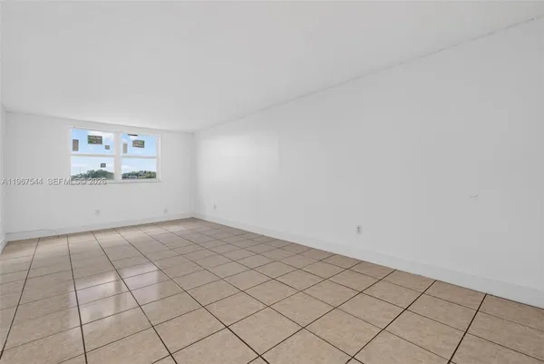 $2,100 | 606 West 81st Street, Unit 302, Hialeah, FL 33014