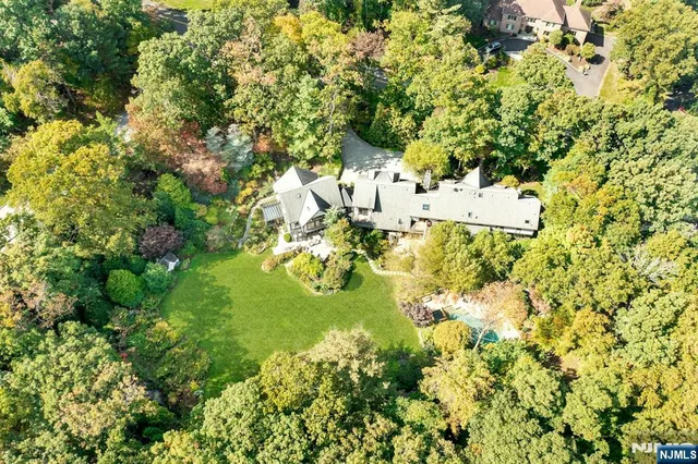 a view of yard with small space