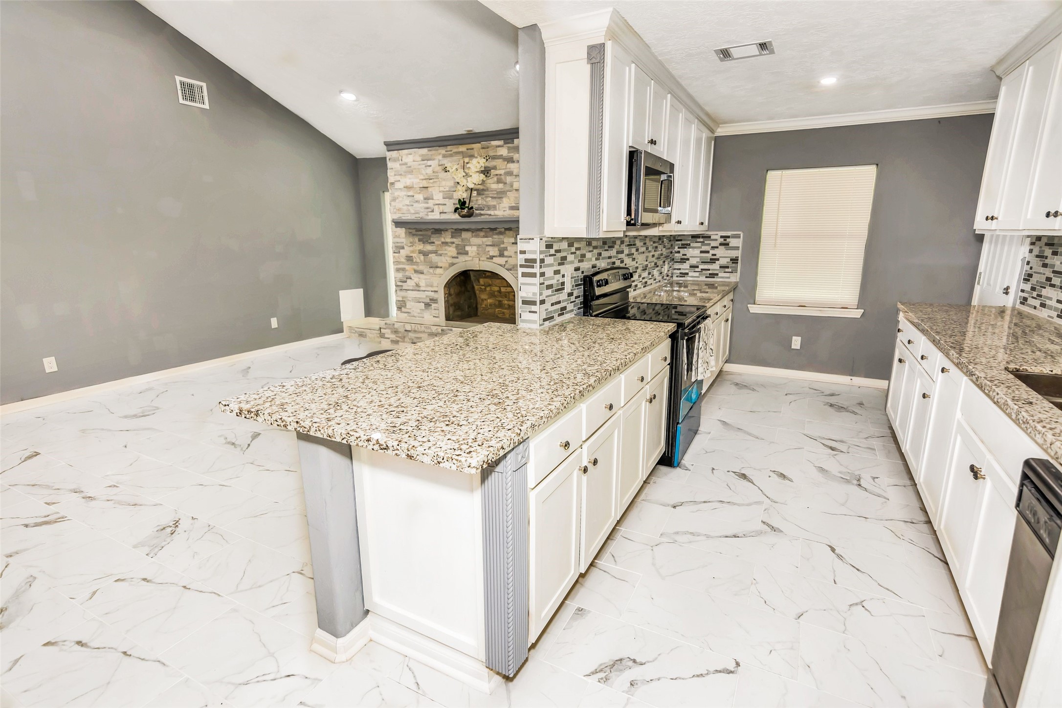 481 County Road 2084 Liberty, TX 77575 - Photo 21 of 21 Open floor plan to living room and kitchen.