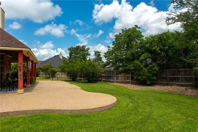 a view of a backyard