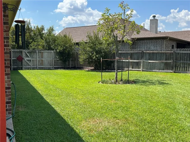 a view of a back yard