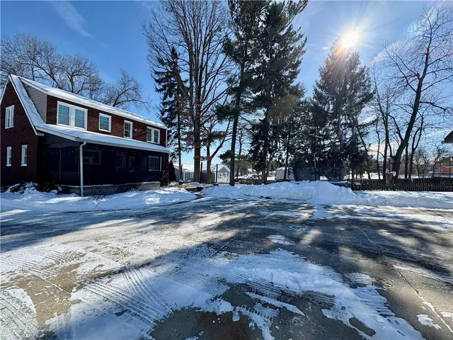 a view of a yard with a house
