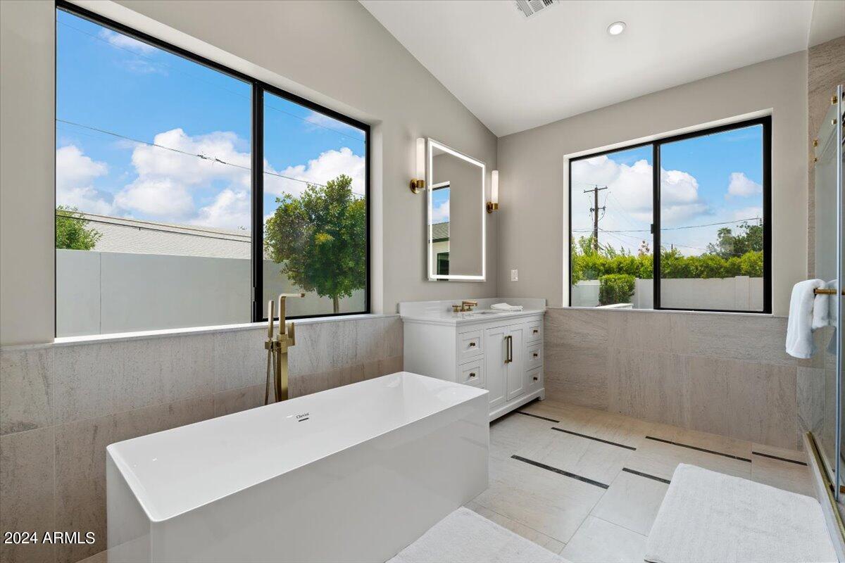 4137 East Earll Drive Phoenix, AZ 85018 - Photo 32 of 54 45-Primary Bathroom