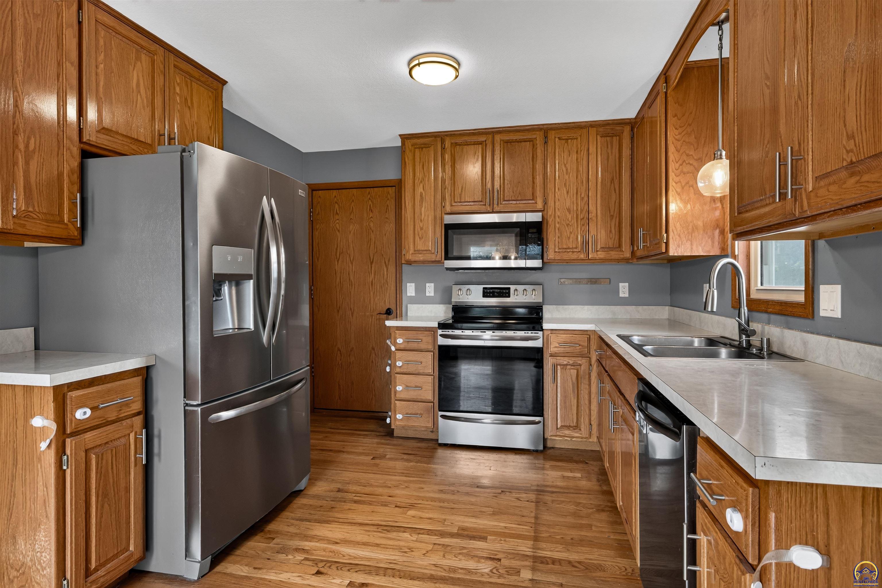 3909 Southwest 40th Street Topeka, KS 66610 - Photo 2 of 32