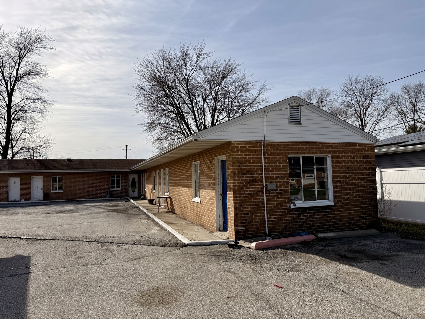901 Highway 10 Clinton, IL 61727 - Photo 15 of 16 a front view of a house with garage